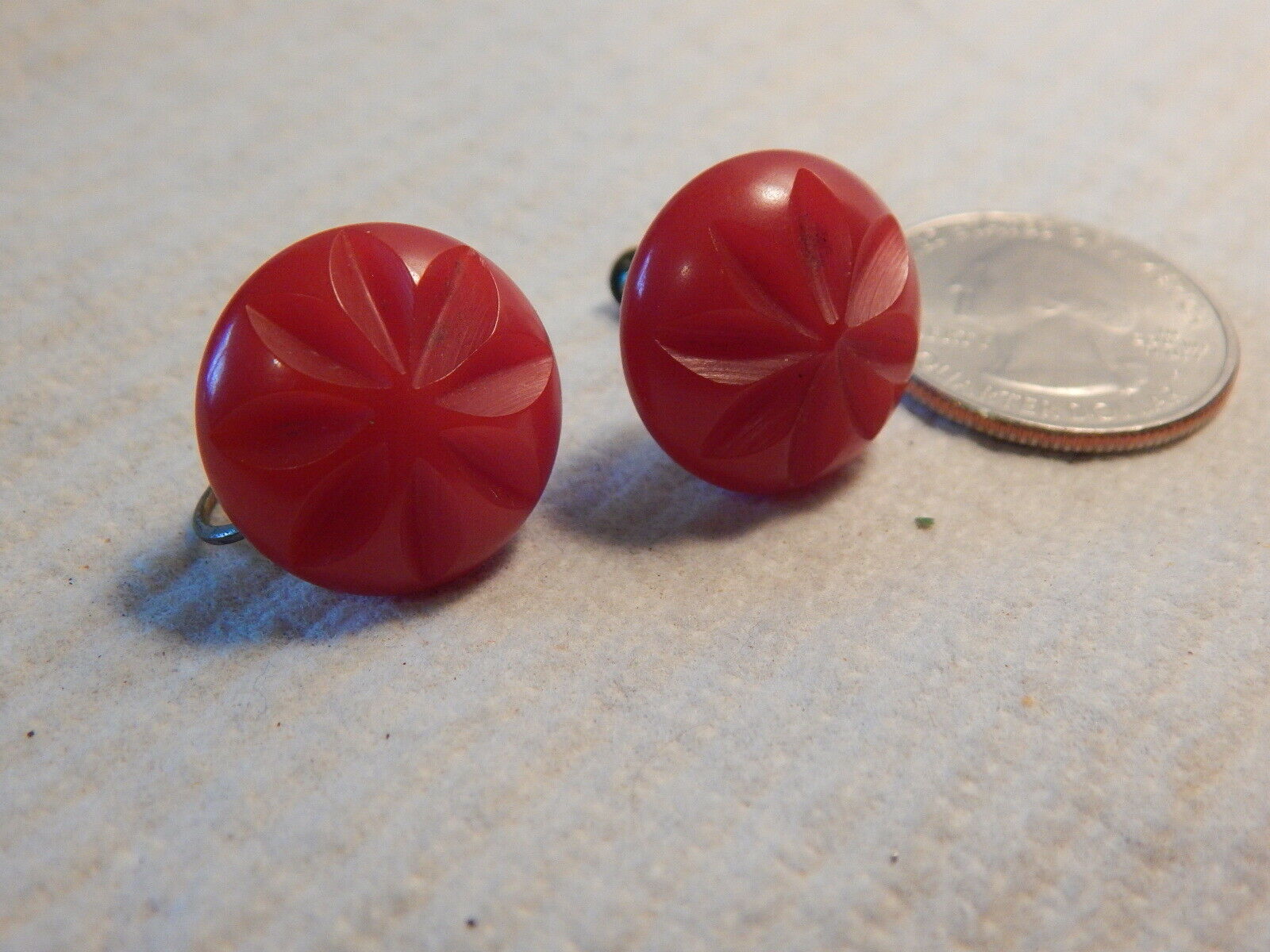 Pair Vtg 1950s Cherry Red Bakelite Earrings Carved Star 3/4 Inch Screw Back Nice